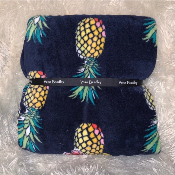 Fleece Throw Blanket - Toucan Party (Pineapples)​​ - Picture 3 of 3